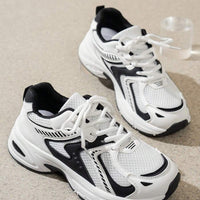 Erhöhte Sneaker mit Keilabsatz