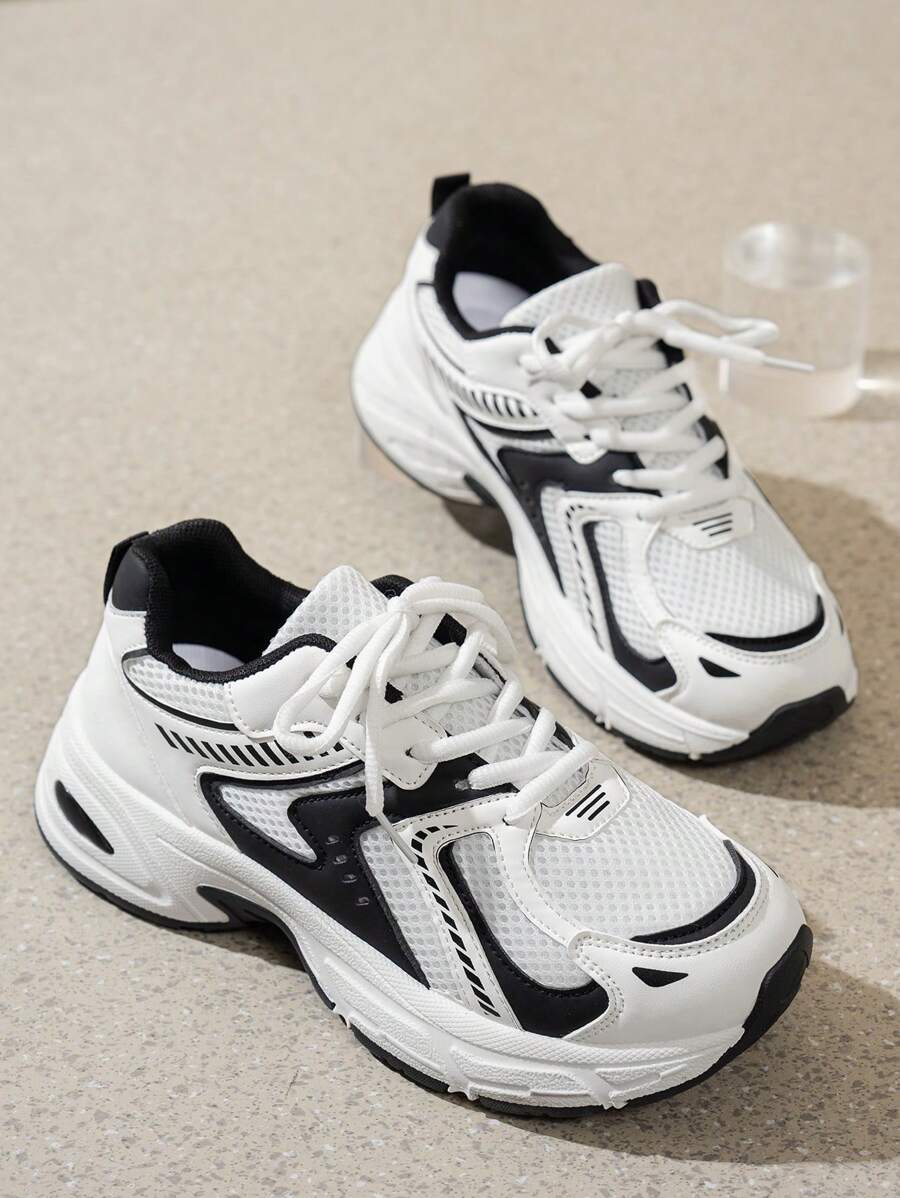 Erhöhte Sneaker mit Keilabsatz