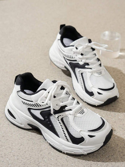 Erhöhte Sneaker mit Keilabsatz