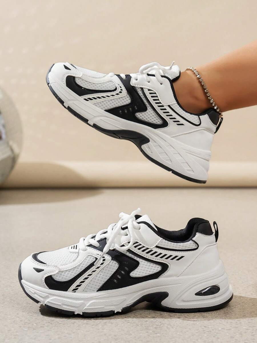 Erhöhte Sneaker mit Keilabsatz