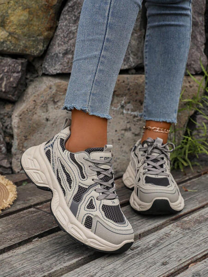 Erhöhte Sneaker mit Keilabsatz