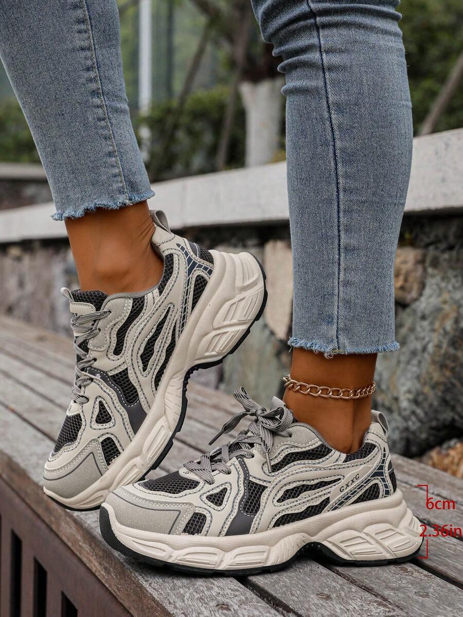 Erhöhte Sneaker mit Keilabsatz