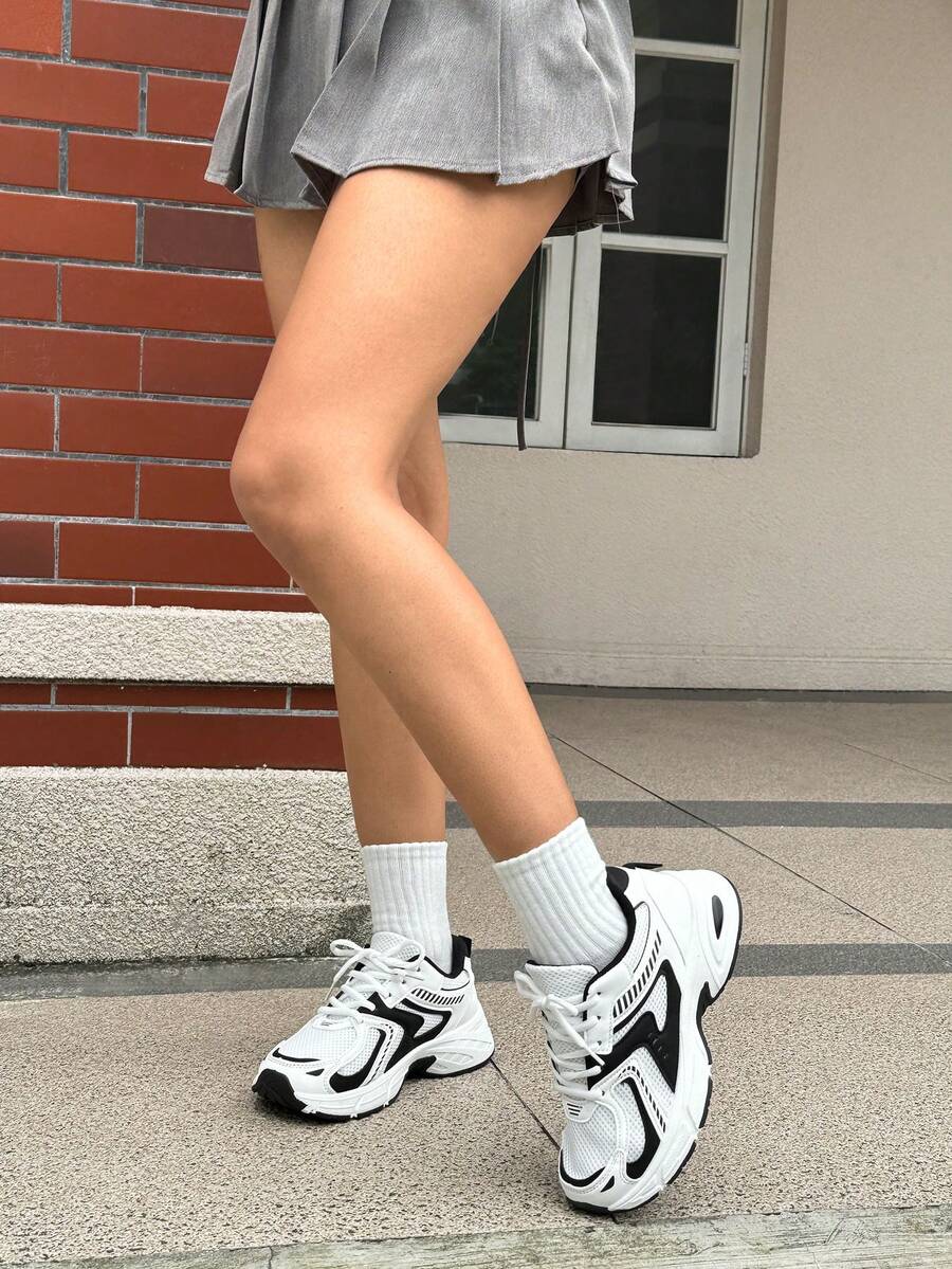 Erhöhte Sneaker mit Keilabsatz