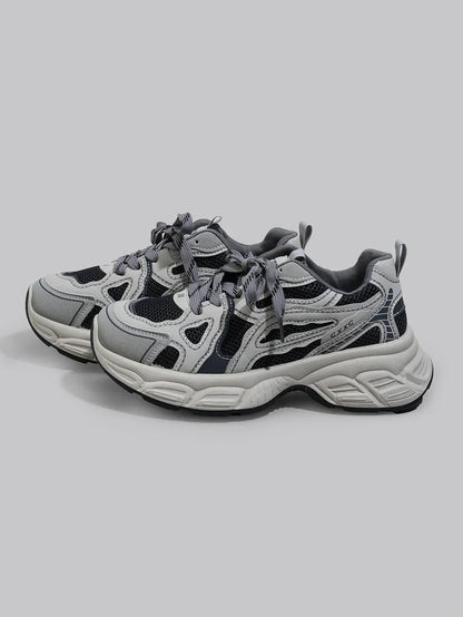 Erhöhte Sneaker mit Keilabsatz