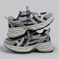 Erhöhte Sneaker mit Keilabsatz