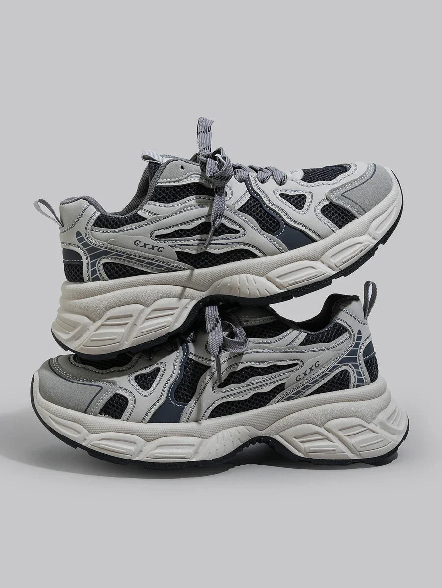 Erhöhte Sneaker mit Keilabsatz