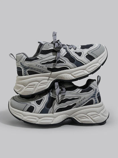 Erhöhte Sneaker mit Keilabsatz