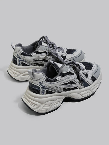 Erhöhte Sneaker mit Keilabsatz