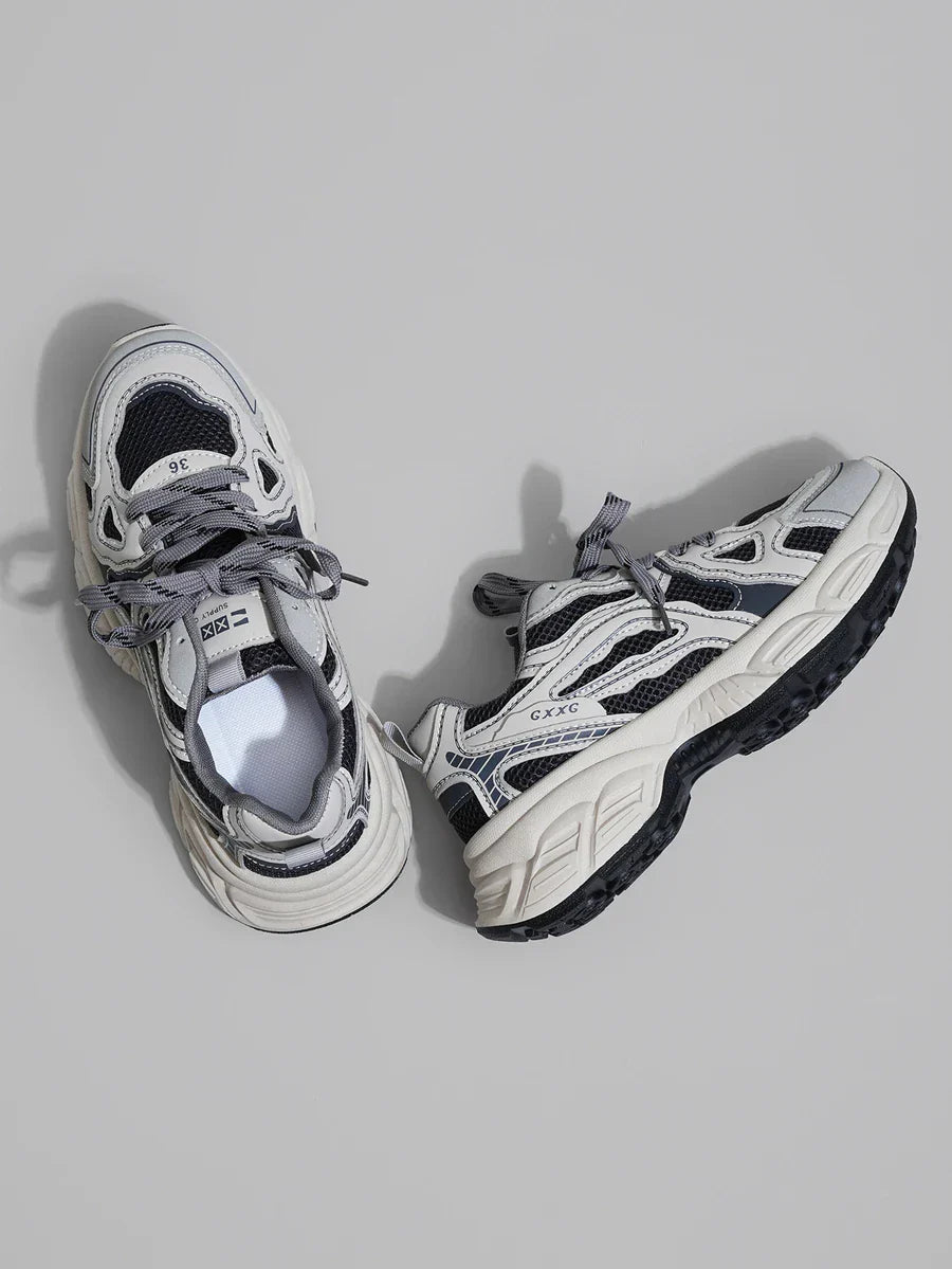Erhöhte Sneaker mit Keilabsatz