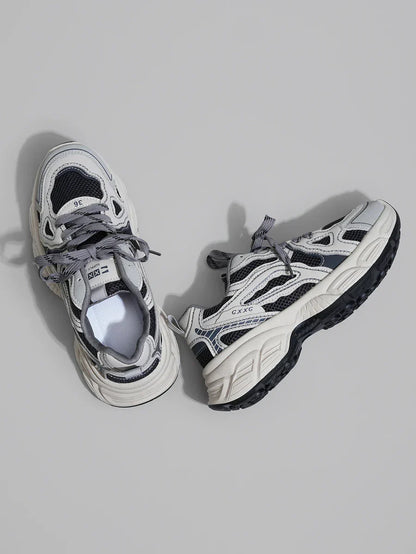Erhöhte Sneaker mit Keilabsatz