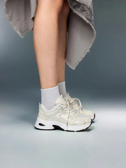 Erhöhte Sneaker mit Keilabsatz