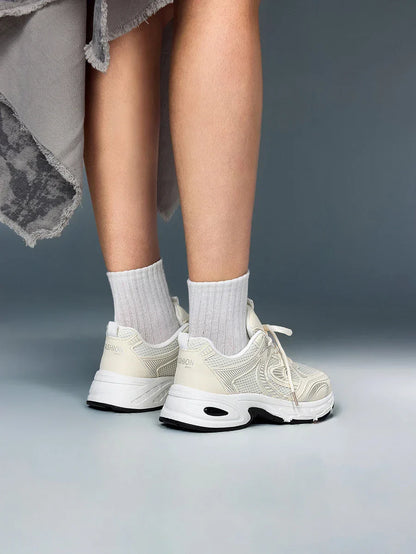 Erhöhte Sneaker mit Keilabsatz