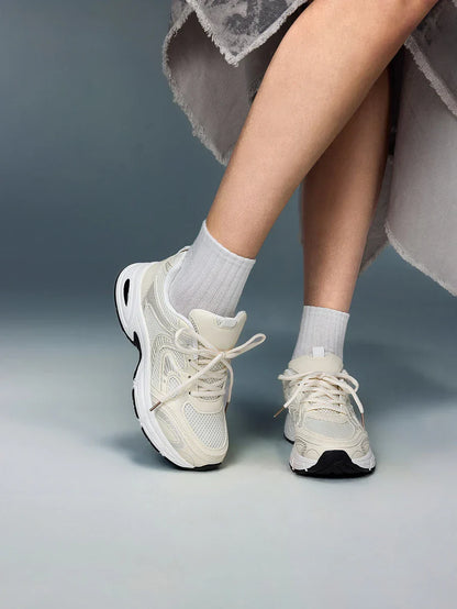 Erhöhte Sneaker mit Keilabsatz